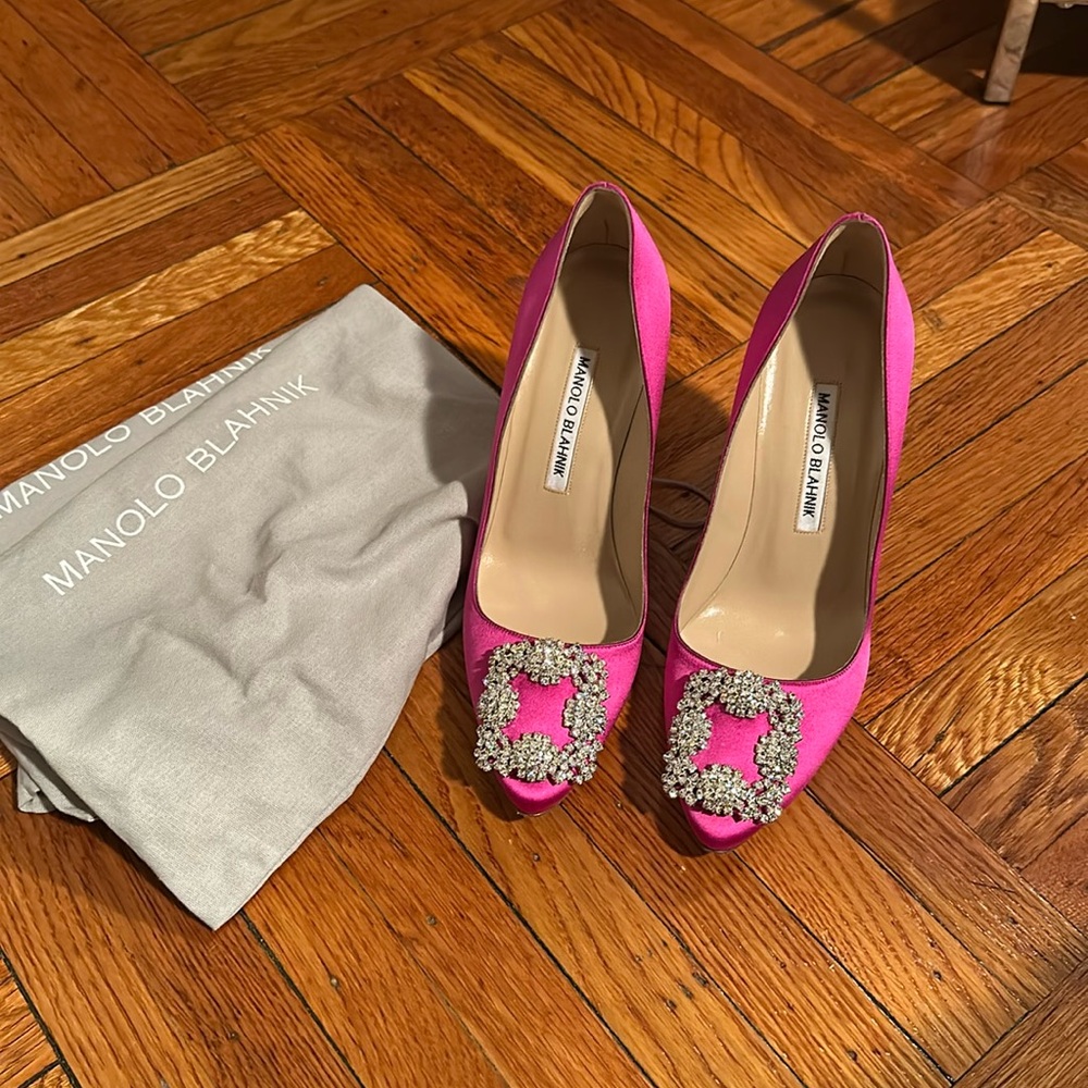 Manolo Blahnik Hangisi pink satin heels 36 closed toe